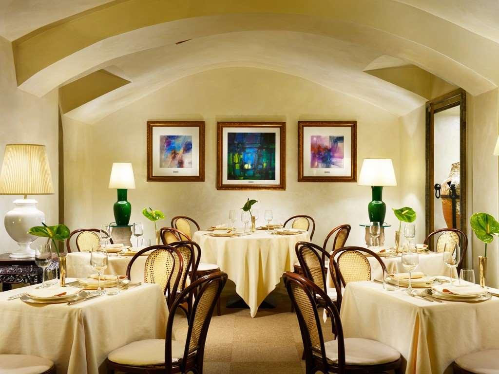 Hotel Pierre Milano Restaurante foto The dining room at the St. Regis