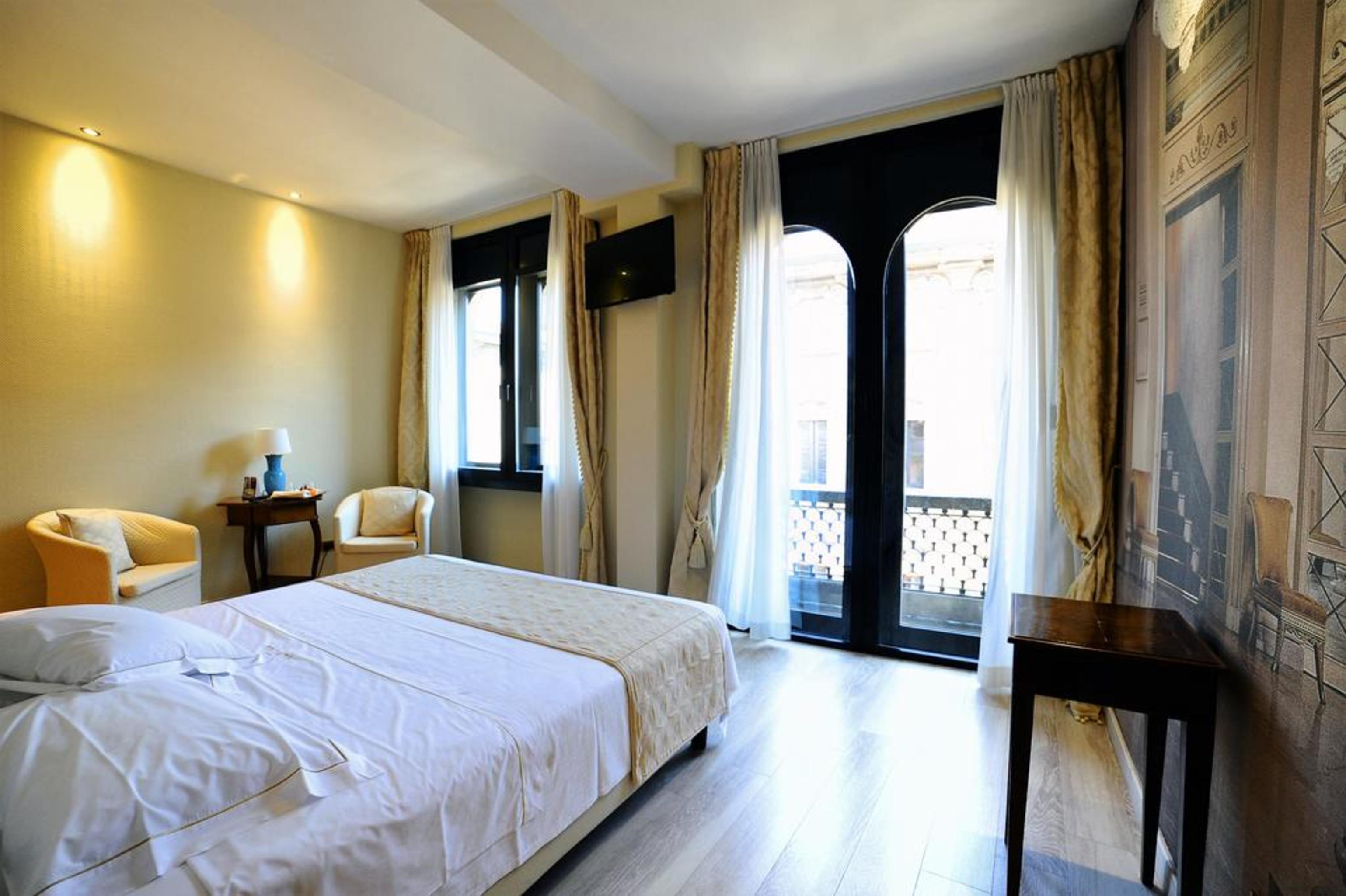 Hotel Pierre Milano Exterior foto A room at the hotel