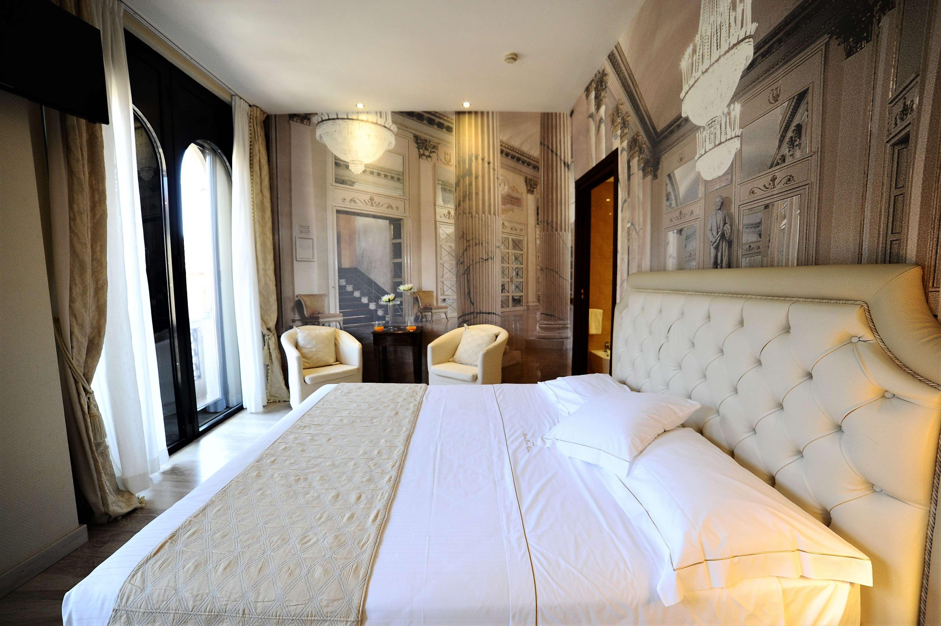 Hotel Pierre Milano Exterior foto A room at the hotel