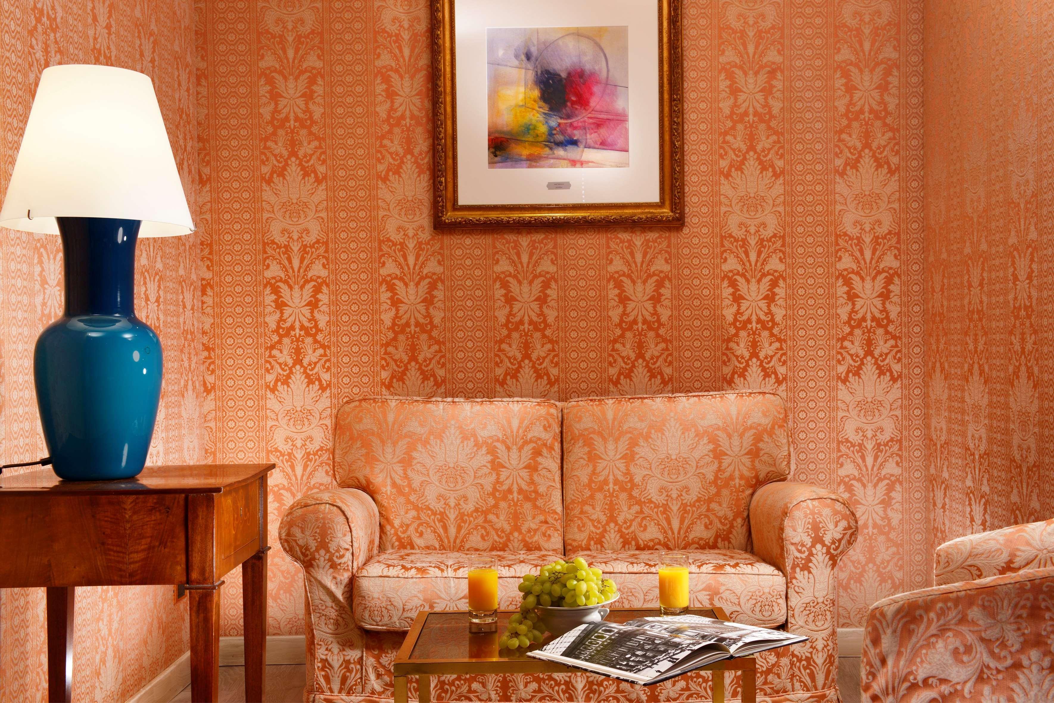 Hotel Pierre Milano Exterior foto A room with wallpaper