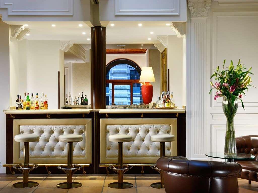 Hotel Pierre Milano Exterior foto The bar at the hotel