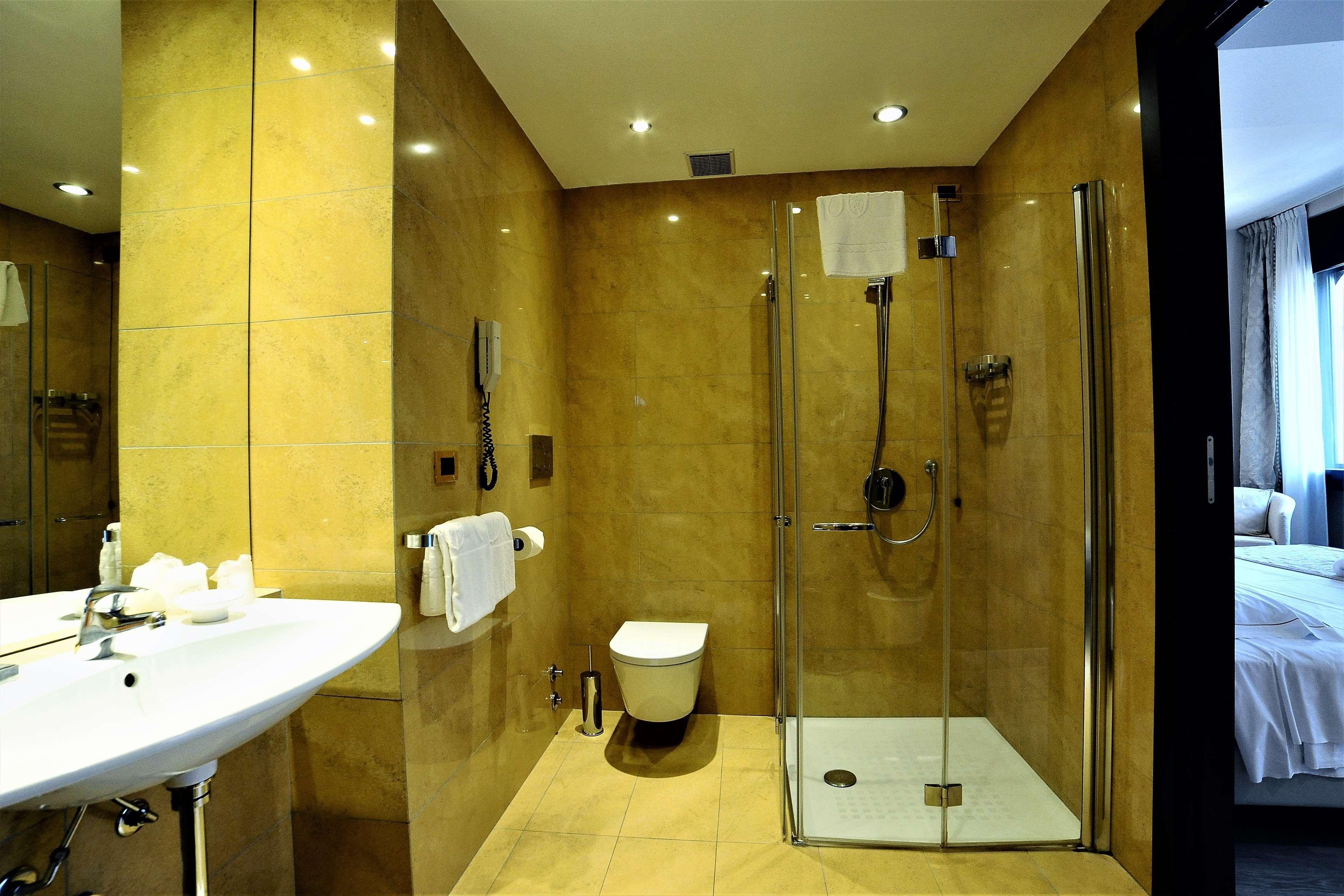 Hotel Pierre Milano Exterior foto A wet room