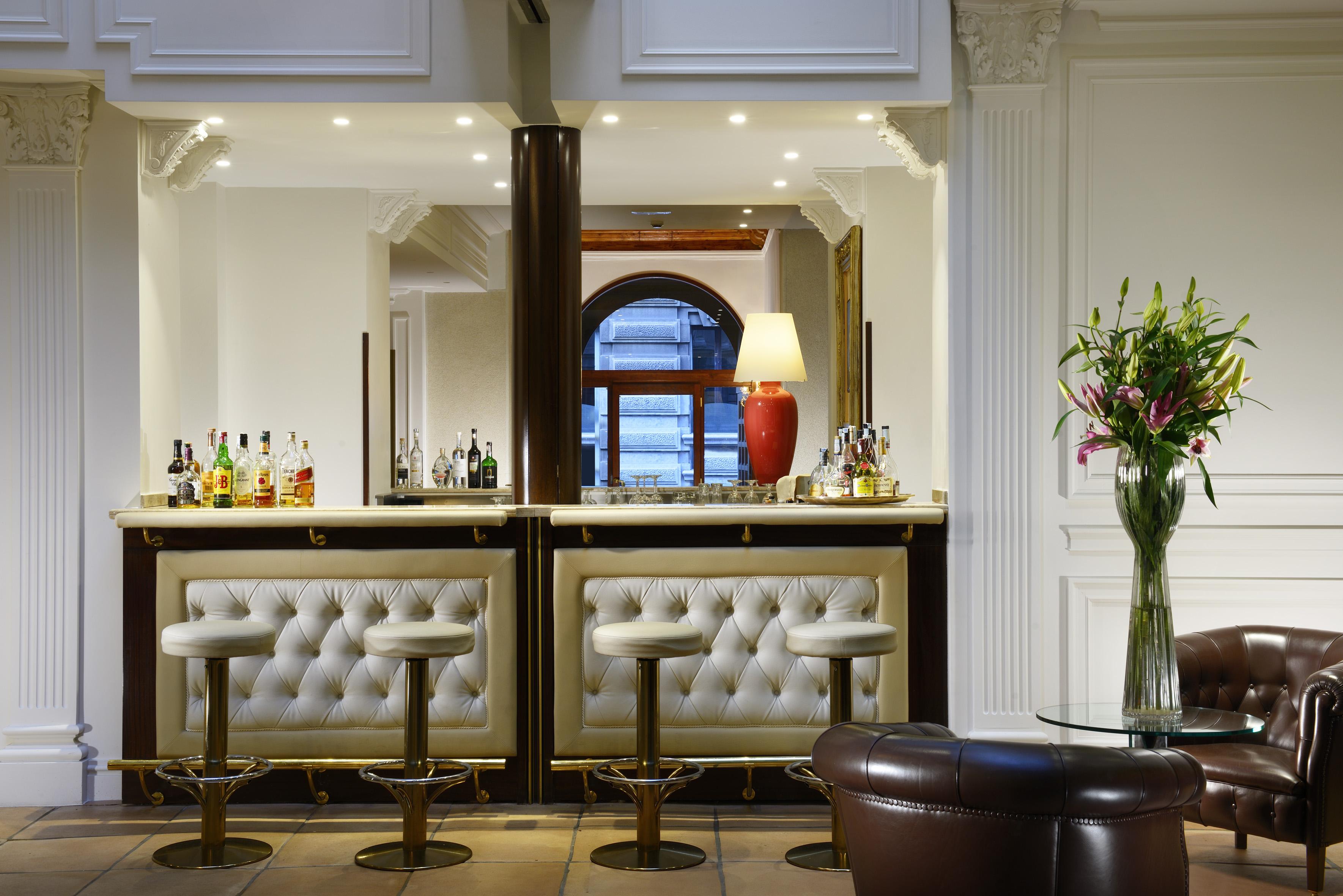 Hotel Pierre Milano Exterior foto The bar at the hotel