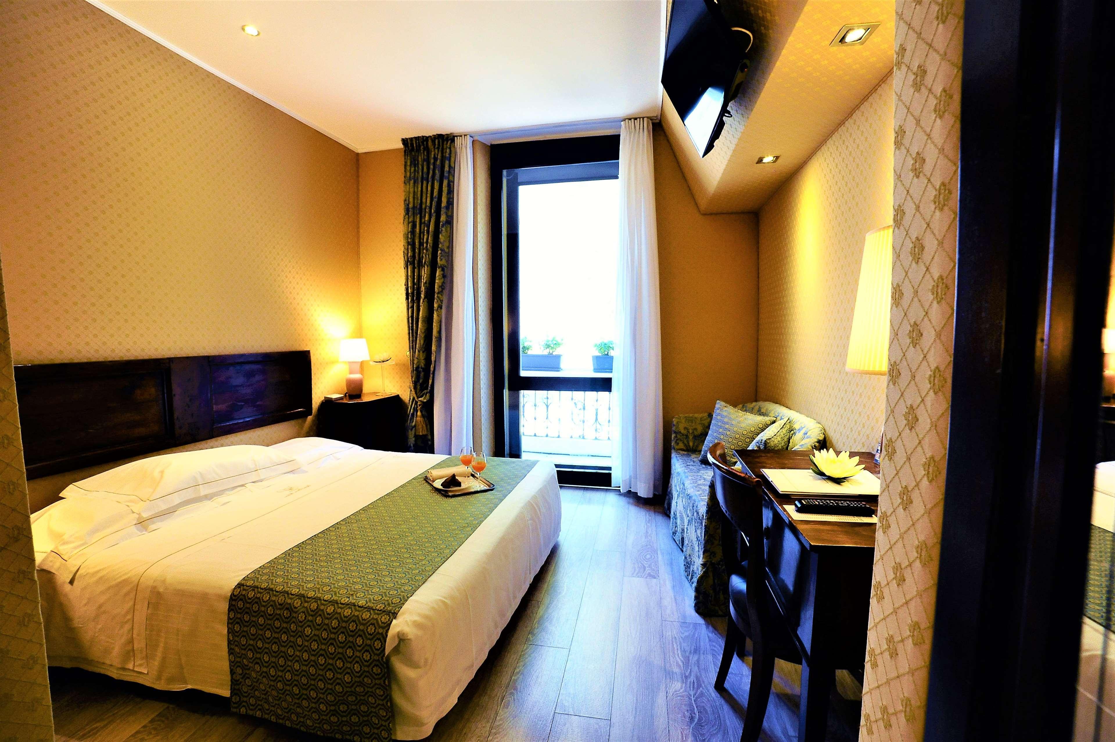 Hotel Pierre Milano Exterior foto A room at the hotel