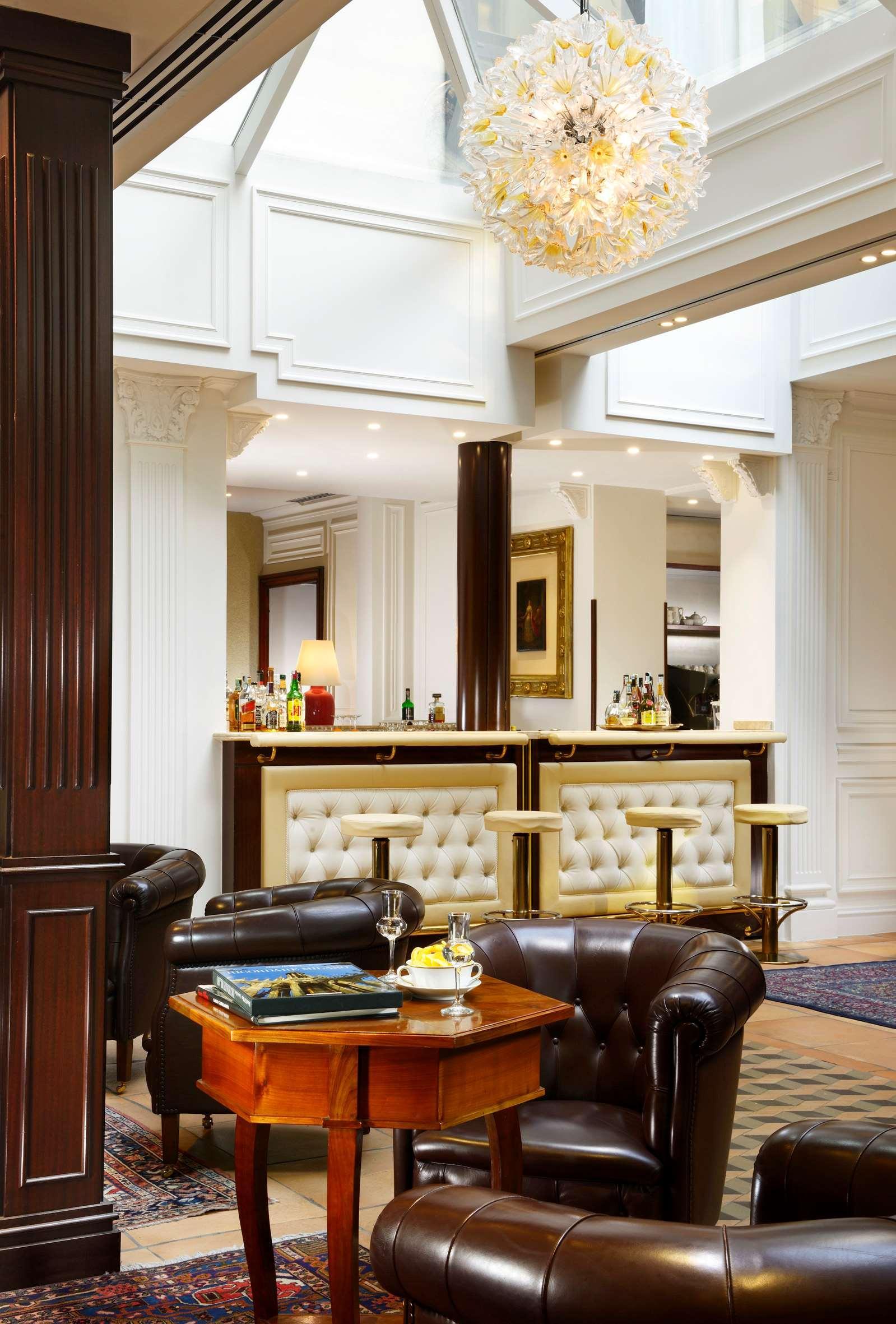 Hotel Pierre Milano Exterior foto The bar at the hotel