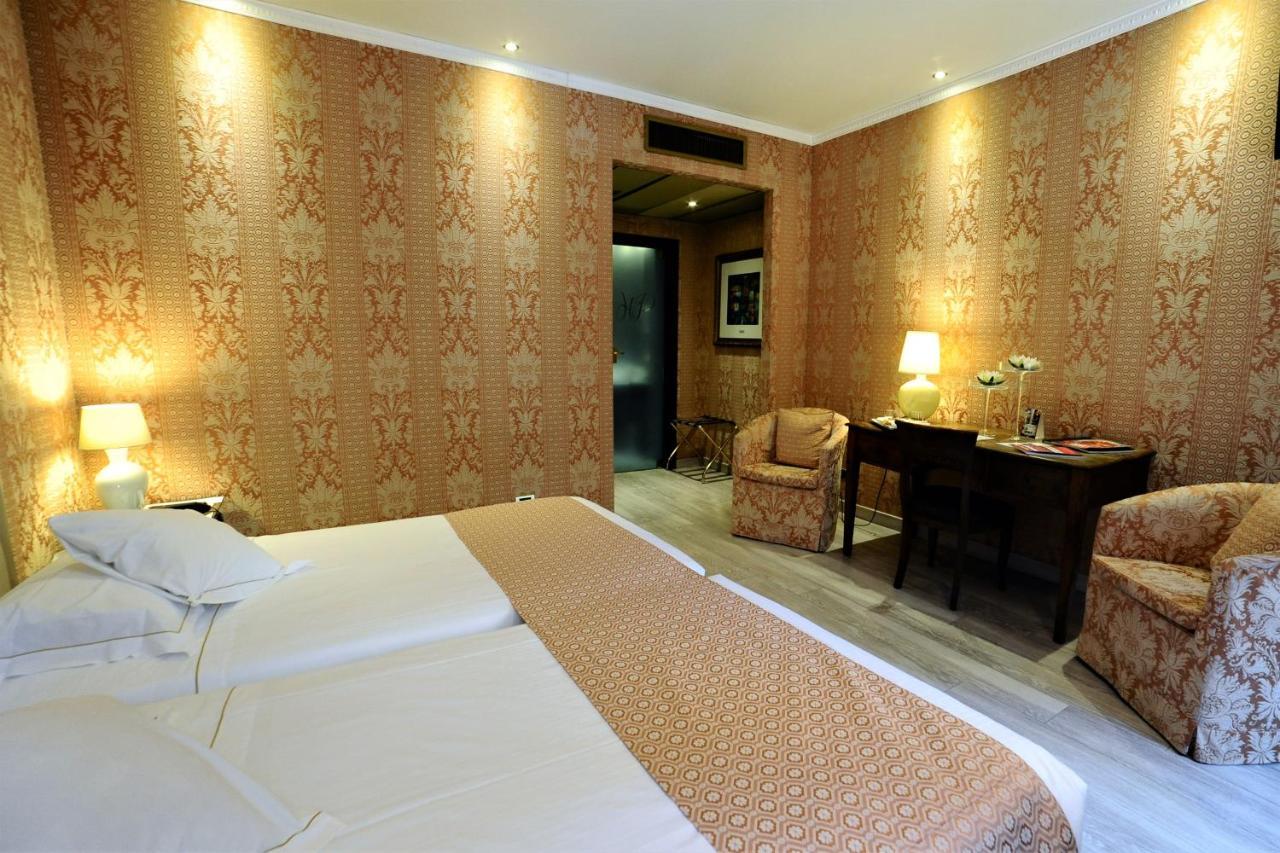 Hotel Pierre Milano Exterior foto A room at the hotel