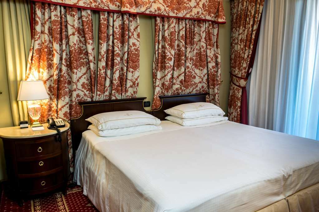 Hotel Pierre Milano Habitación foto A room at the hotel